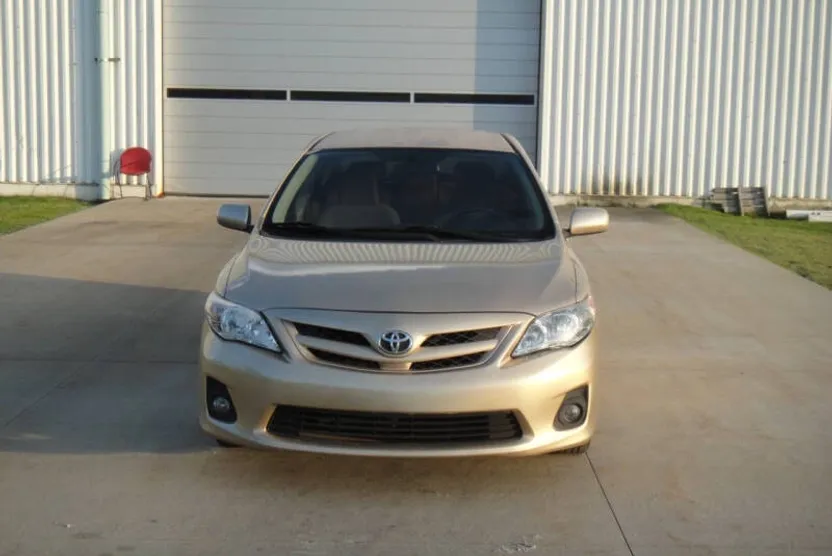 2011 Toyota Corolla LE photo 1