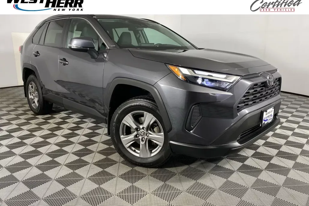 2023 Toyota RAV4 XLE photo 1