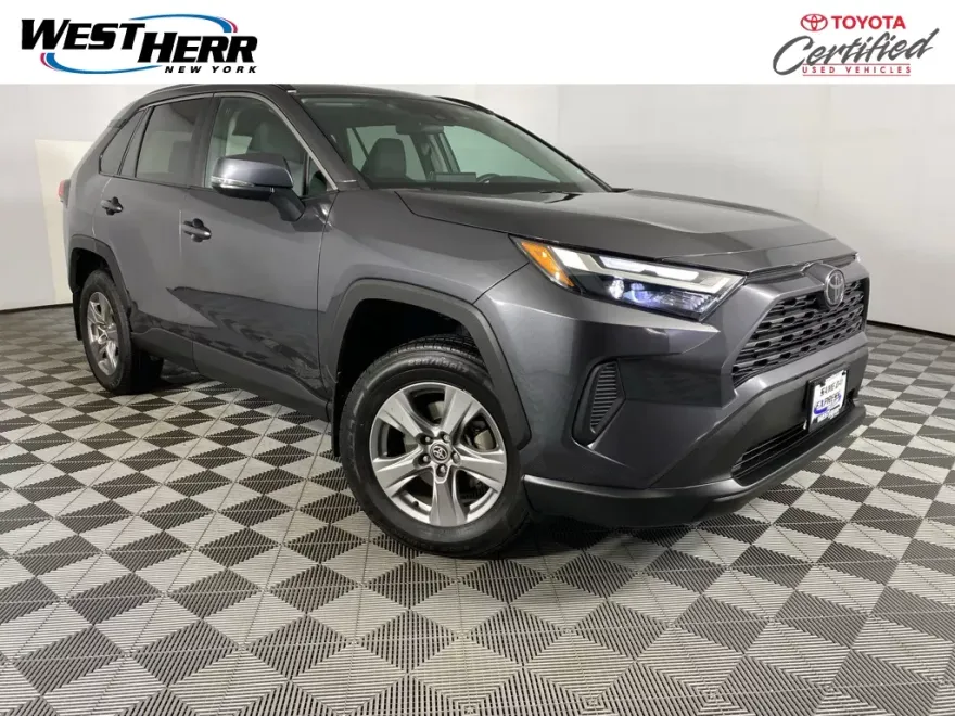 2023 Toyota RAV4 XLE photo 1