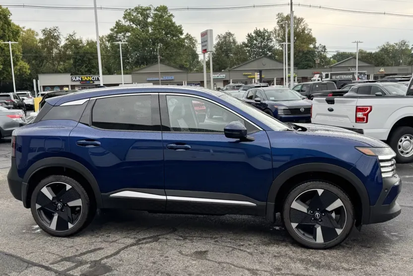 2025 Nissan Kicks SR photo 1