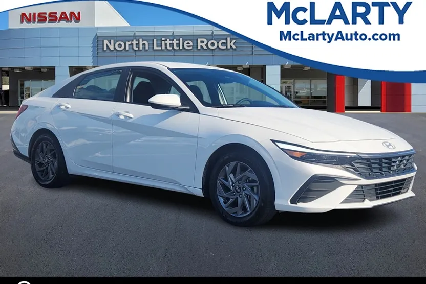 2024 Hyundai Elantra SEL photo 1
