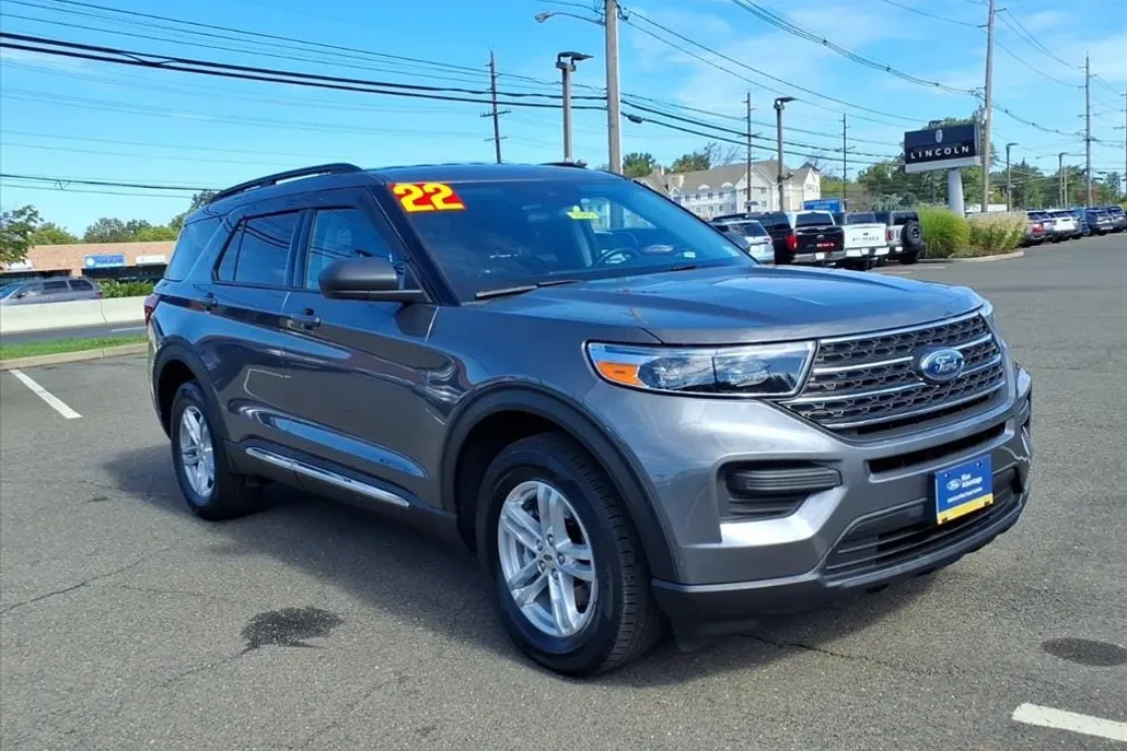 2022 Ford Explorer XLT photo 1