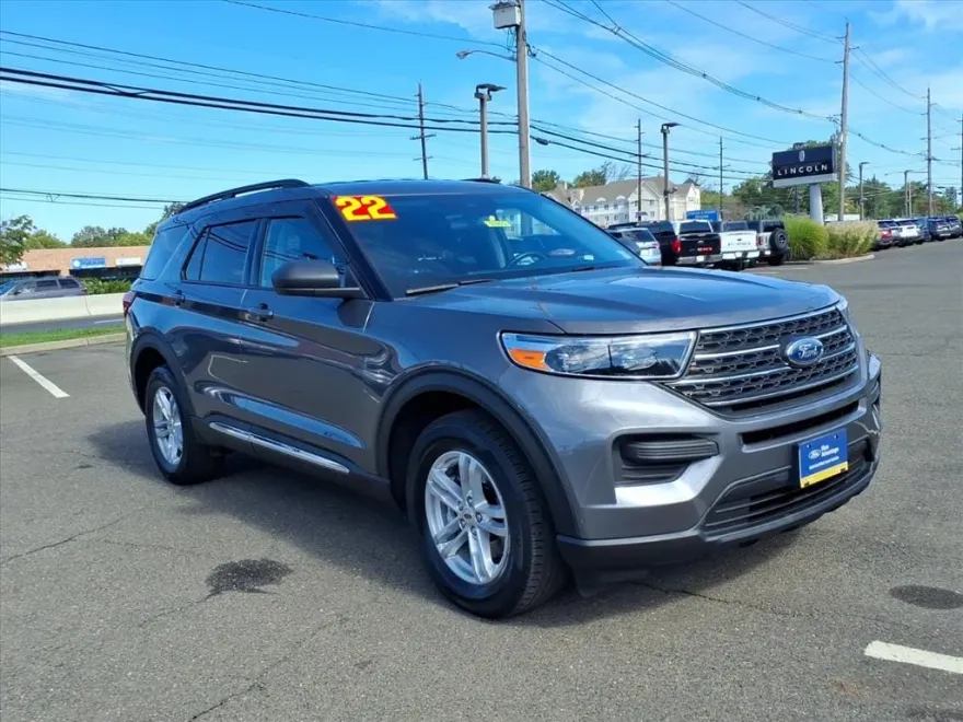 2022 Ford Explorer XLT photo 1