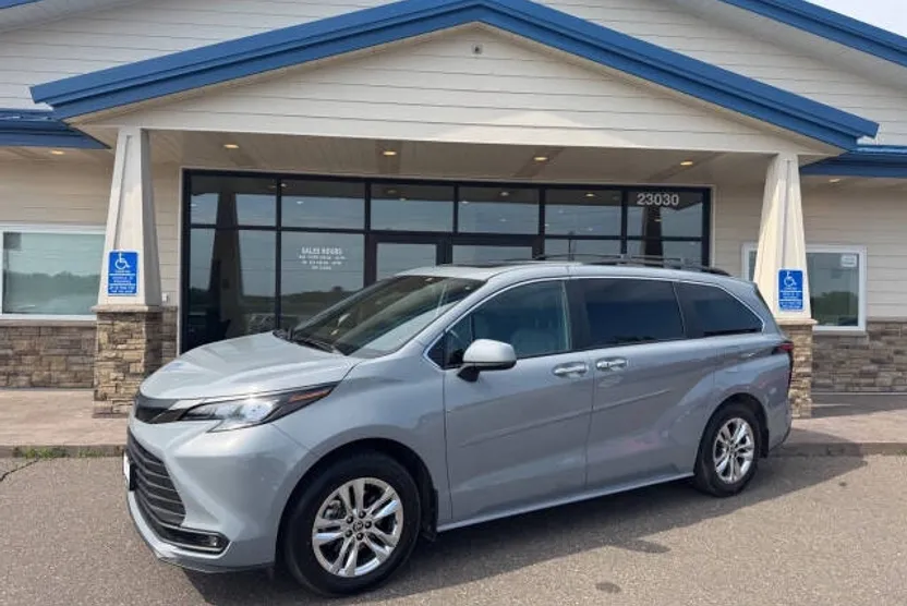 2023 Toyota Sienna Woodland Edition photo 1