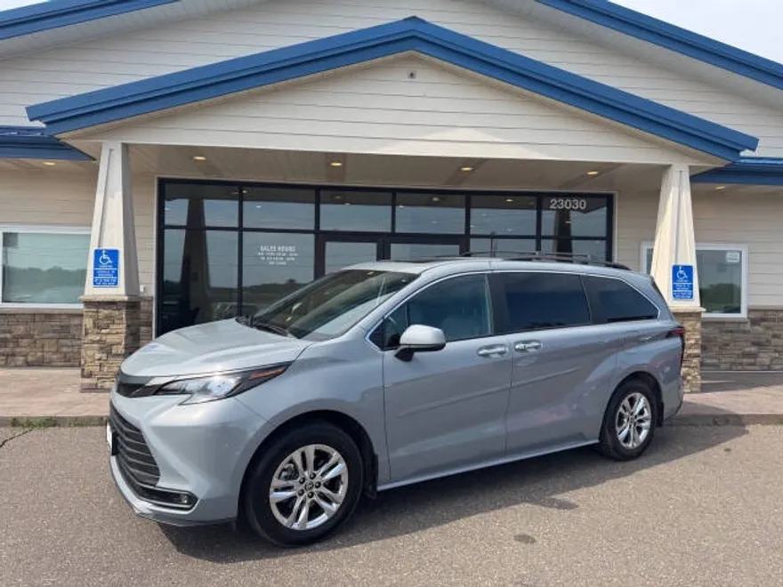 2023 Toyota Sienna Woodland Edition photo 1