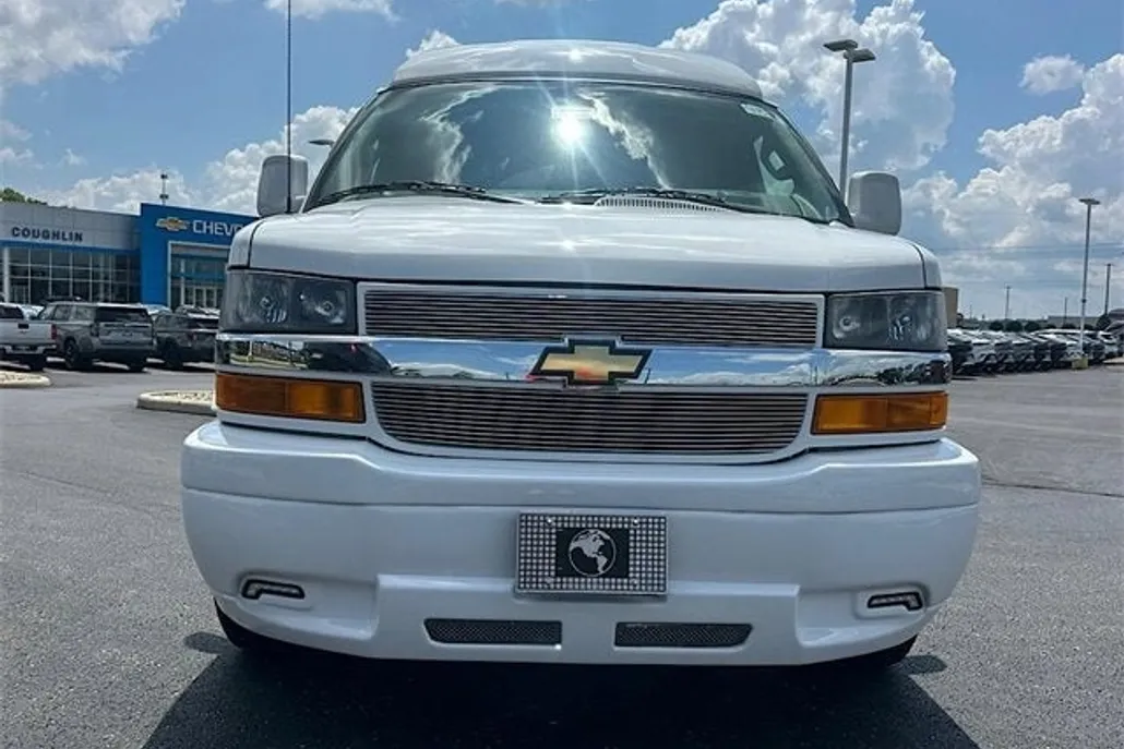 2025 Chevrolet Express Cargo 2500 photo 1