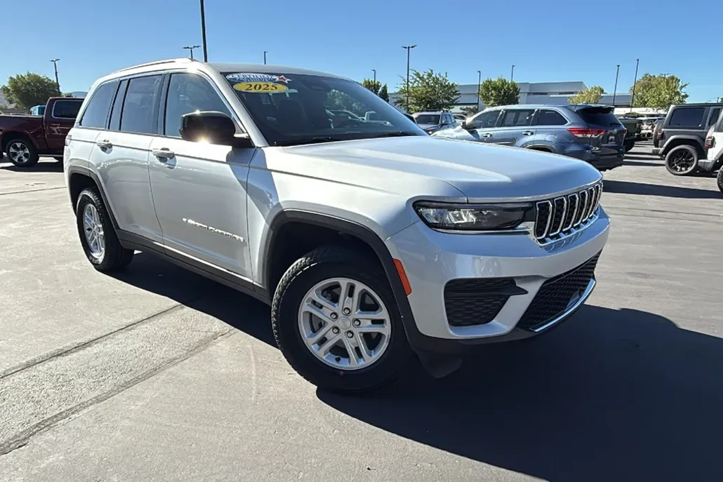 2025 Jeep Grand Cherokee Laredo photo 1