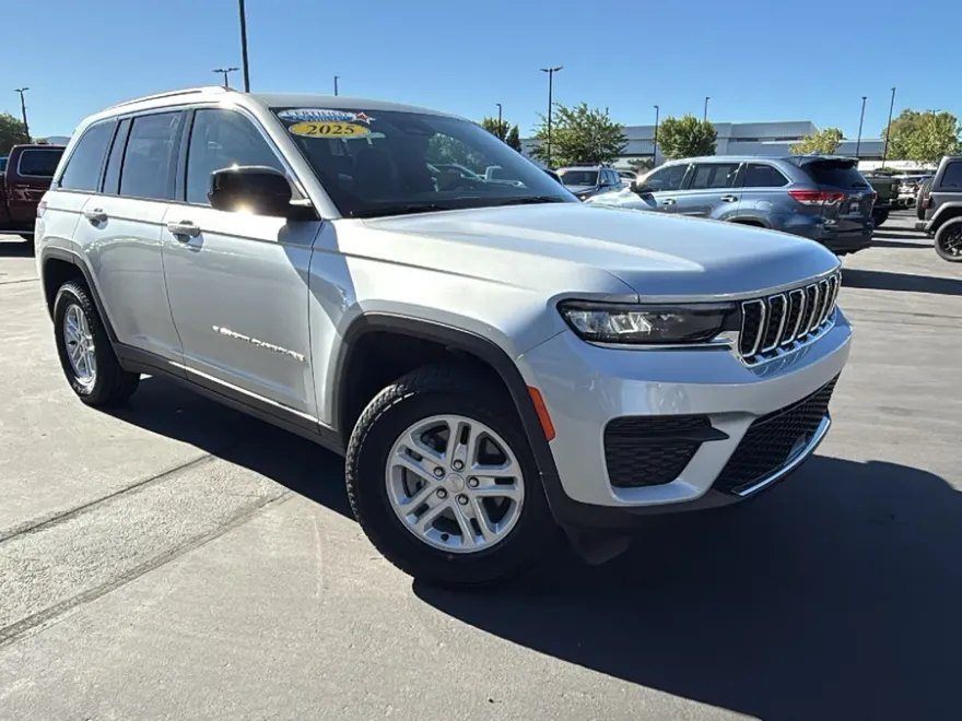 2025 Jeep Grand Cherokee Laredo photo 1