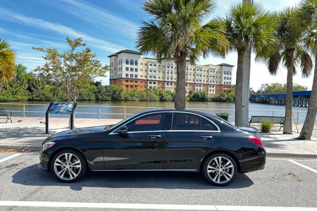 2016 Mercedes Benz C 300 Luxury photo 1