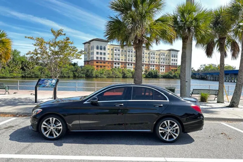2016 Mercedes Benz C 300 Luxury photo 1