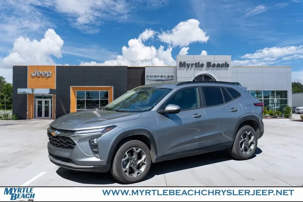 2025 Chevrolet Trax LT photo 1