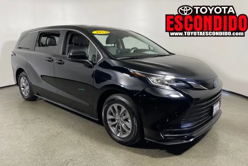 2023 Toyota Sienna LE photo 1