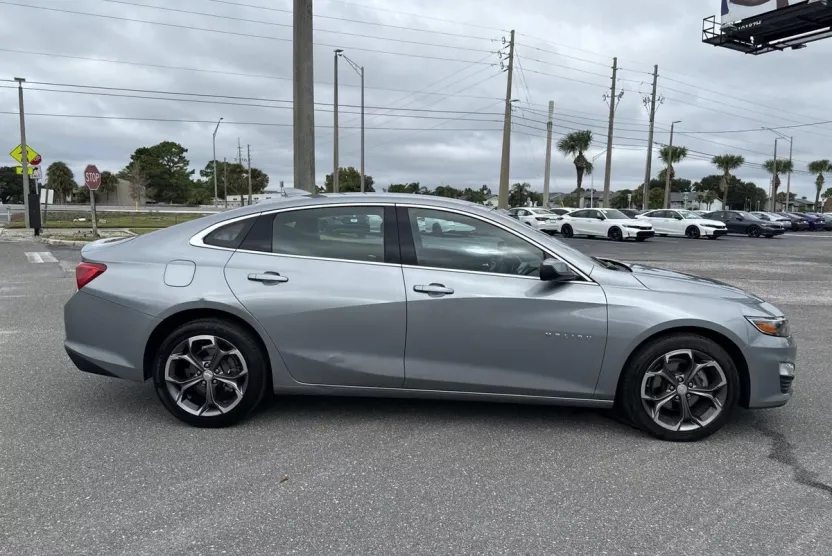 2024 Chevrolet Malibu 1LT photo 1