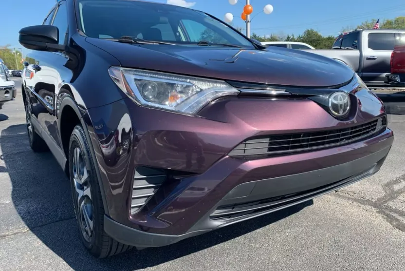 2017 Toyota RAV4 LE photo 1