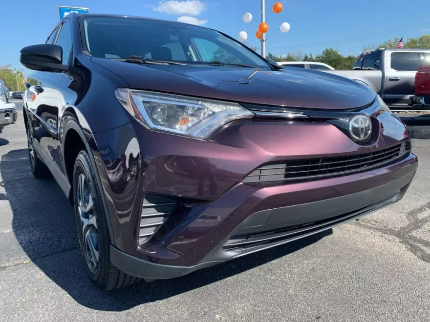 2017 Toyota RAV4 LE photo 1