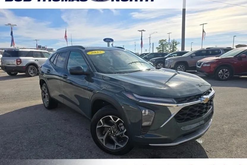 2025 Chevrolet Trax LT photo 1