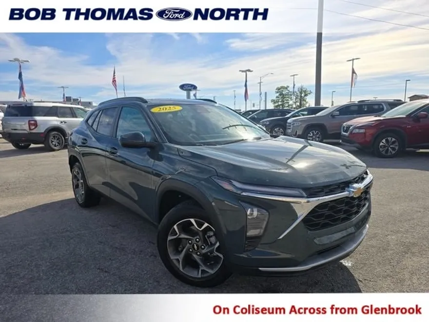 2025 Chevrolet Trax LT photo 1