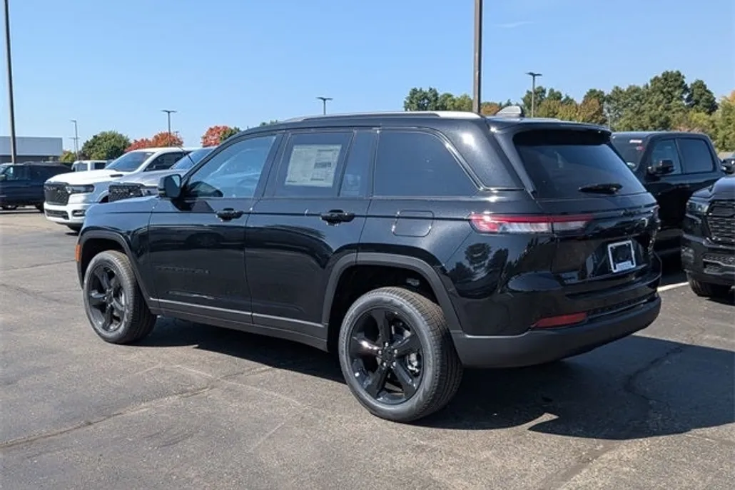 2025 Jeep Grand Cherokee Limited photo 1