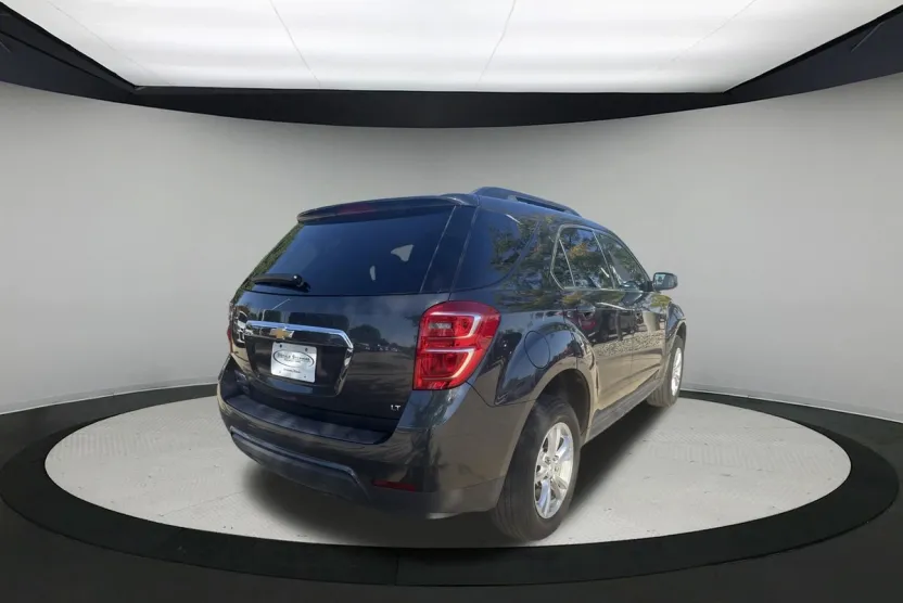 2017 Chevrolet Equinox LT photo 1