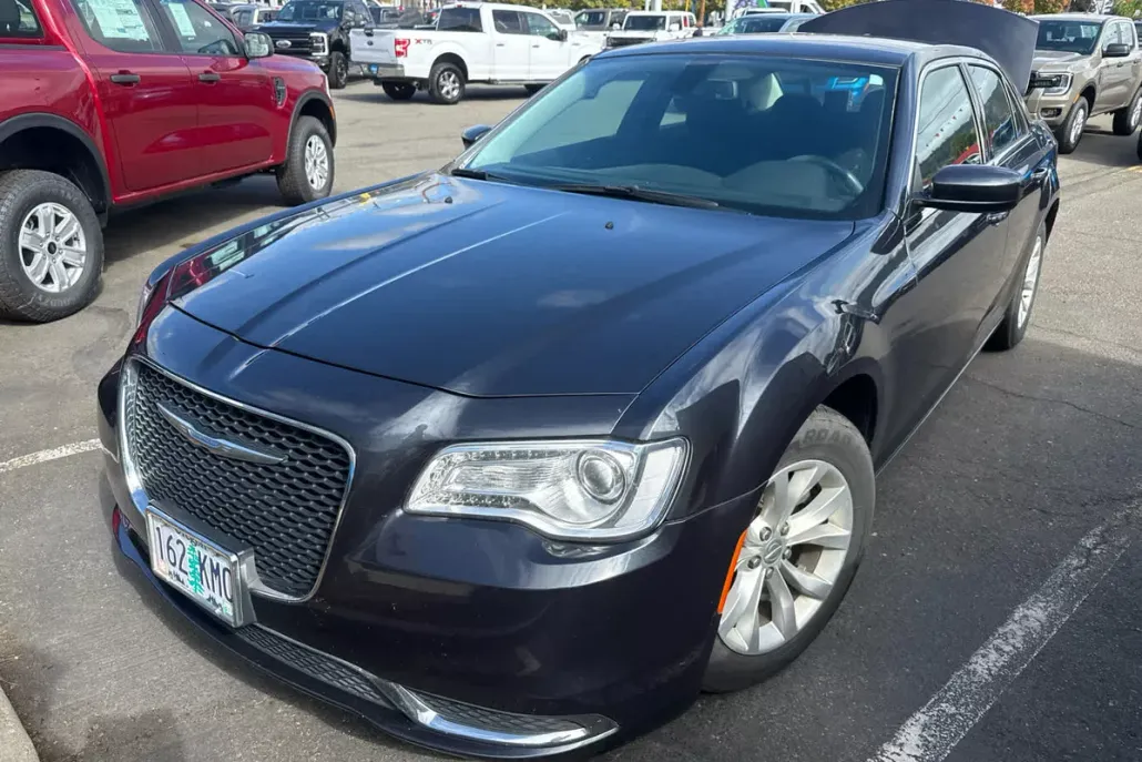 2018 Chrysler 300 Touring photo 1