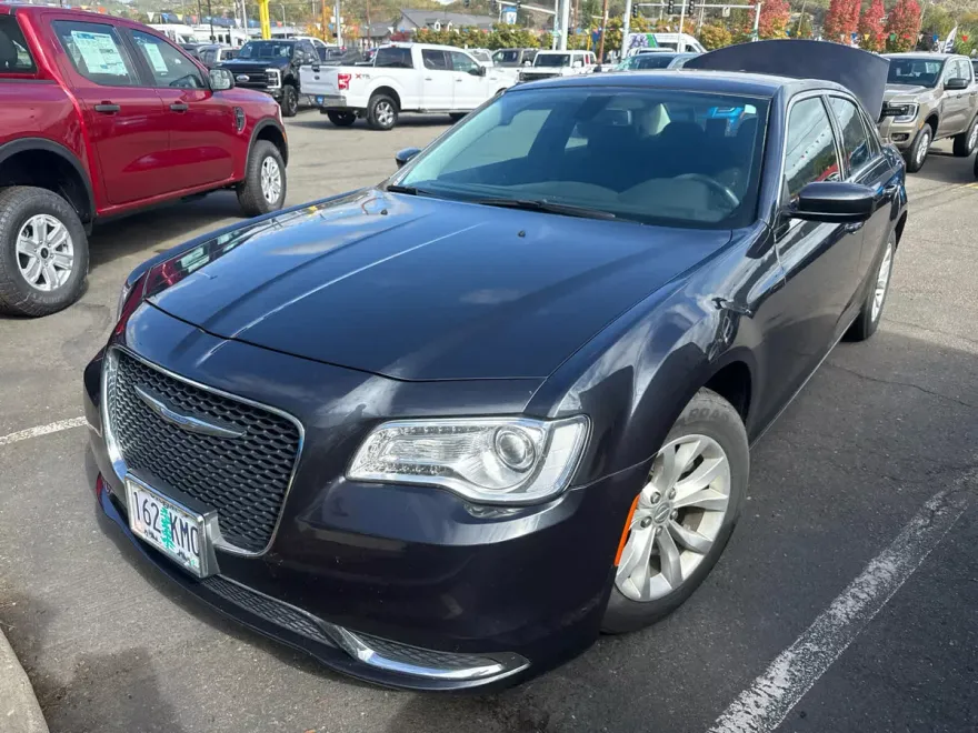 2018 Chrysler 300 Touring photo 1