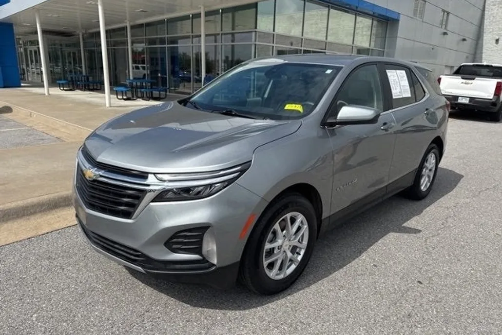 2023 Chevrolet Equinox LT photo 1
