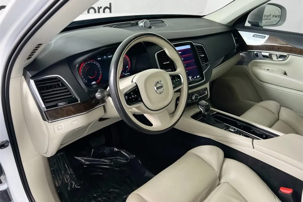 2016 Volvo XC90 T6 Momentum photo 1