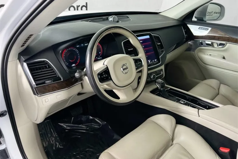 2016 Volvo XC90 T6 Momentum photo 1