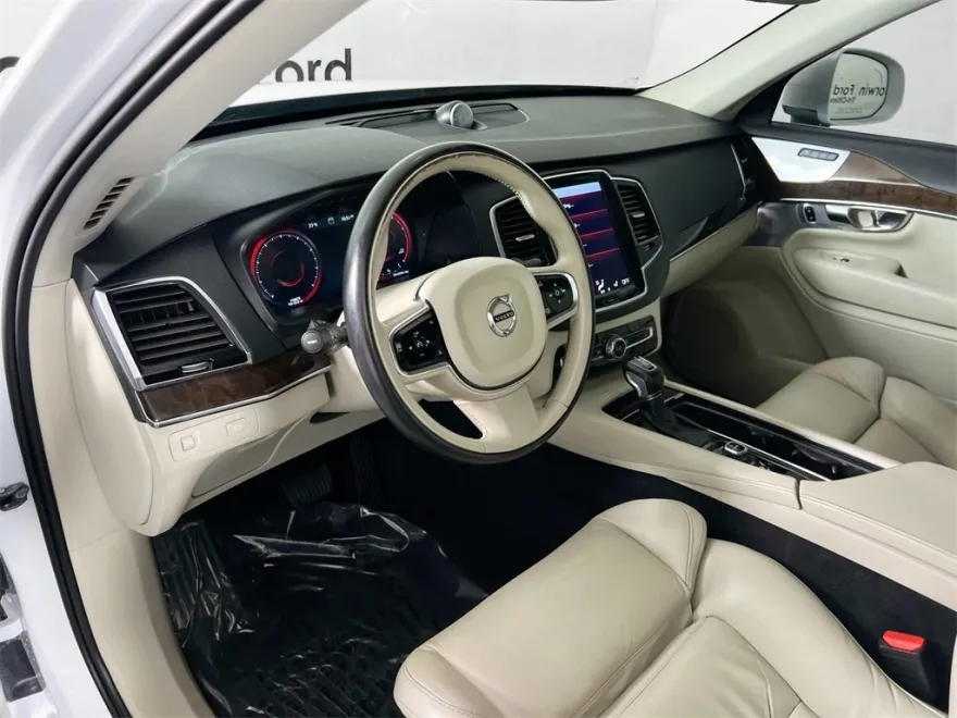 2016 Volvo XC90 T6 Momentum photo 1