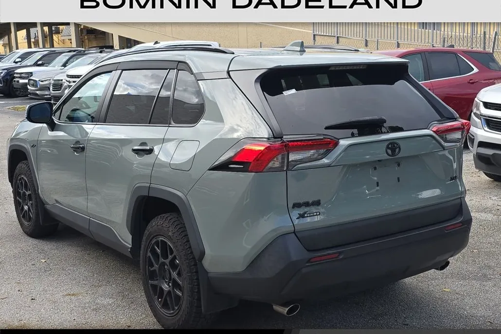 2021 Toyota RAV4 XLE photo 1