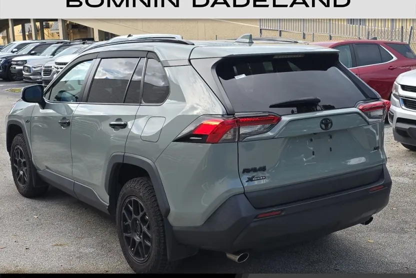 2021 Toyota RAV4 XLE photo 1