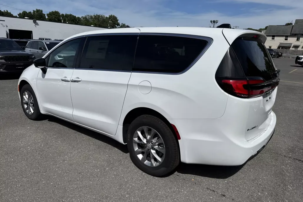 2026 Chrysler Pacifica photo 1