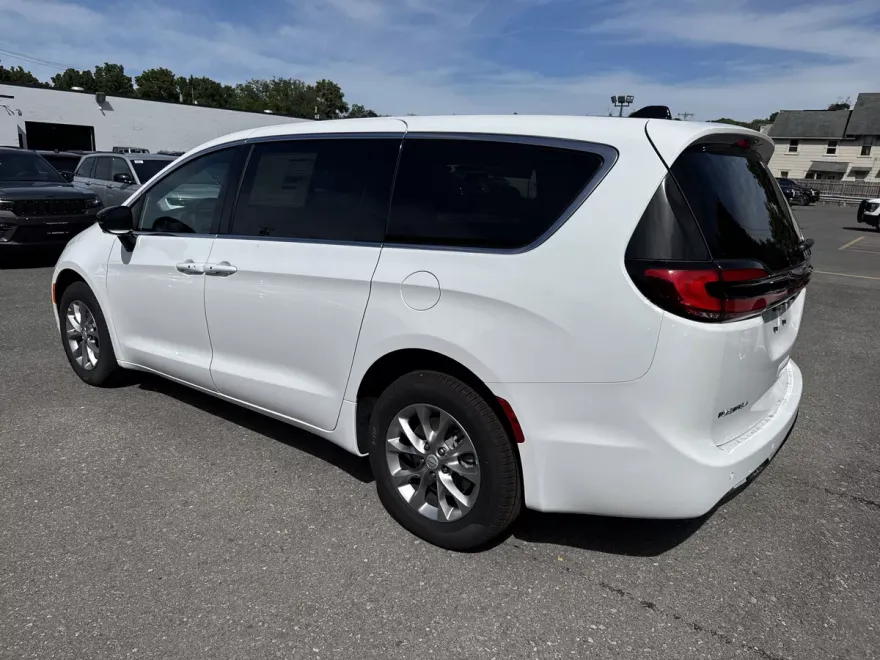 2026 Chrysler Pacifica photo 1