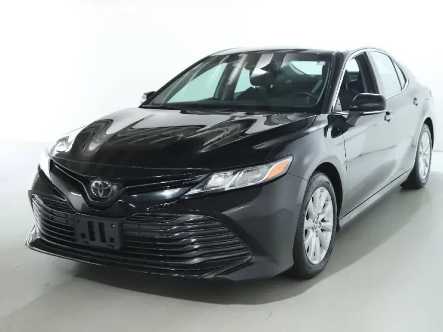 2019 Toyota Camry LE photo 1
