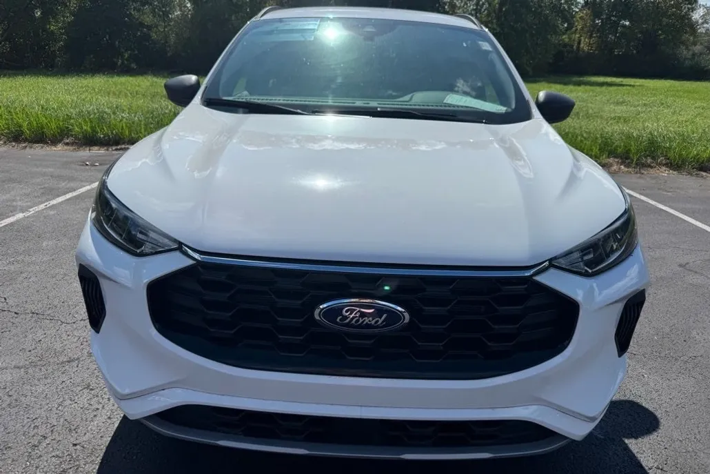 2023 Ford Escape ST-Line photo 1