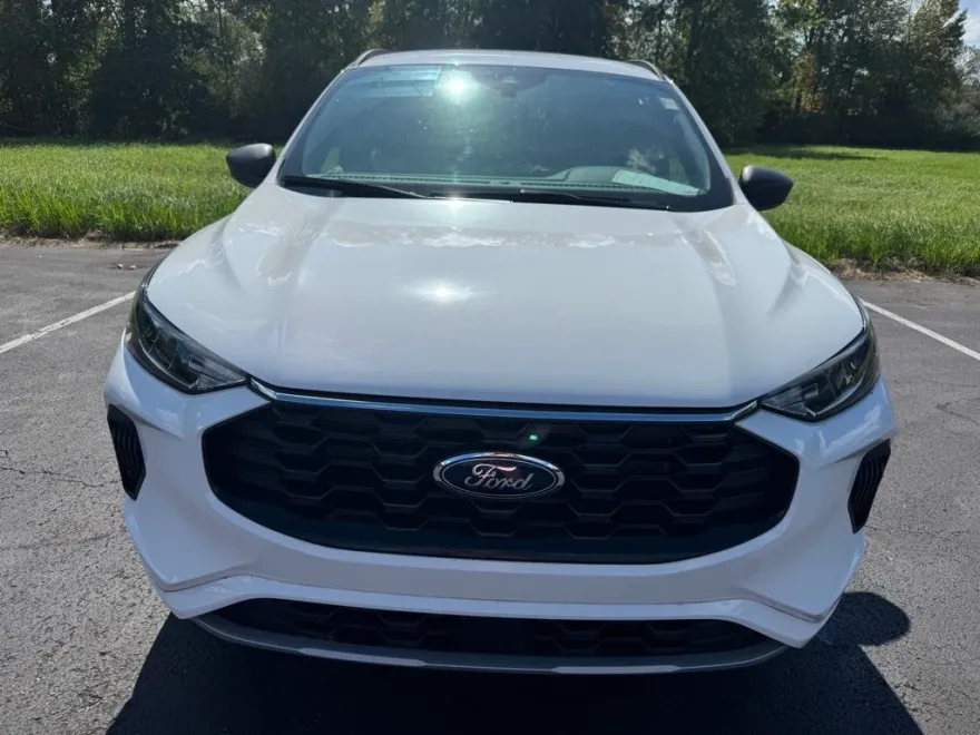2023 Ford Escape ST-Line photo 1