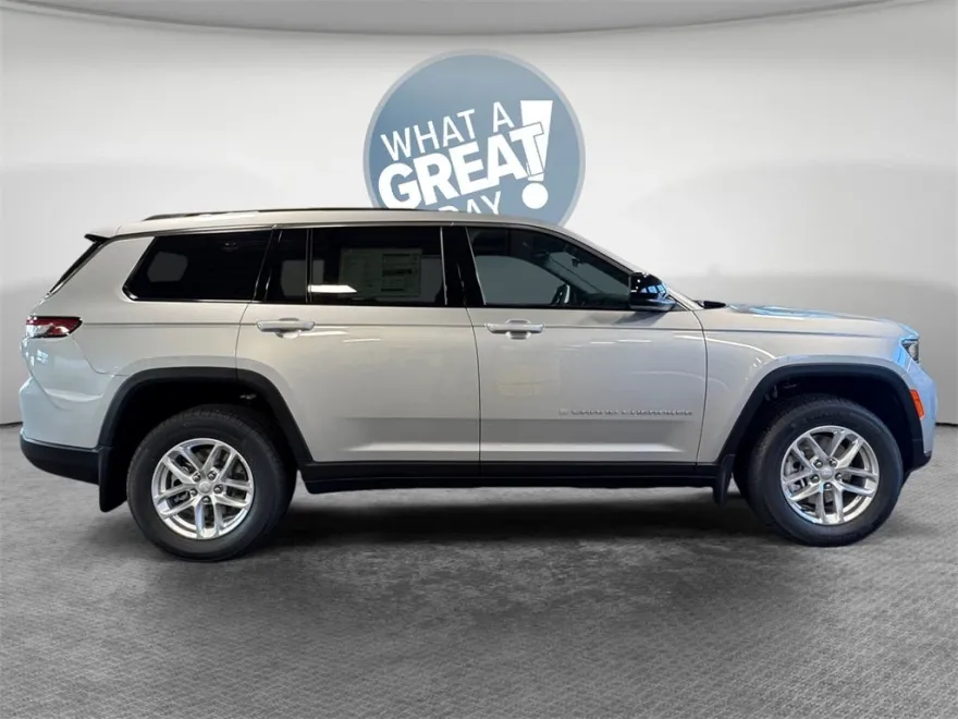 2025 Jeep Grand Cherokee Laredo photo 1