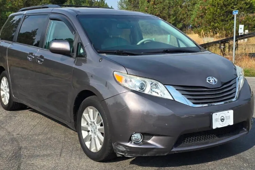 2013 Toyota Sienna XLE photo 1