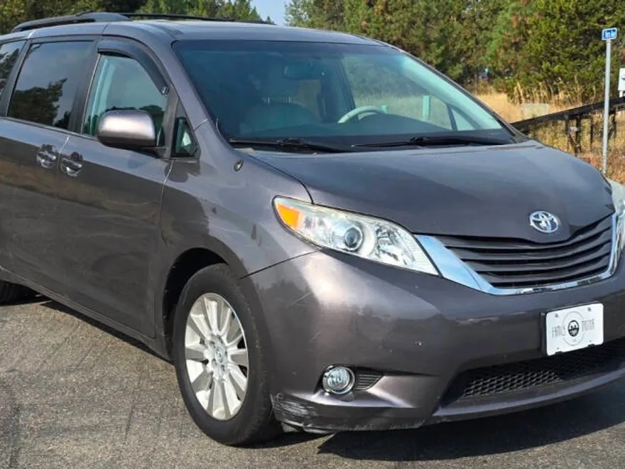 2013 Toyota Sienna XLE photo 1