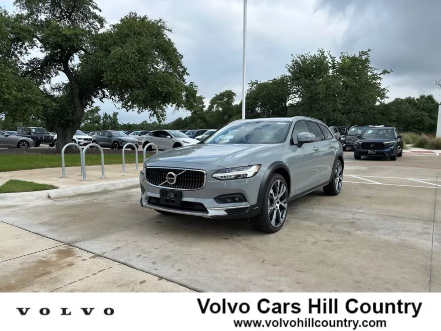2025 Volvo V90 Cross Country B6 photo 1
