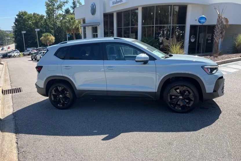 2025 Volkswagen Taos SE photo 1