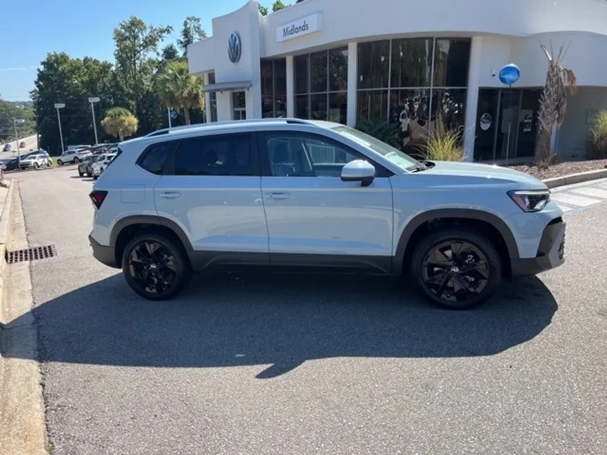 2025 Volkswagen Taos SE photo 1