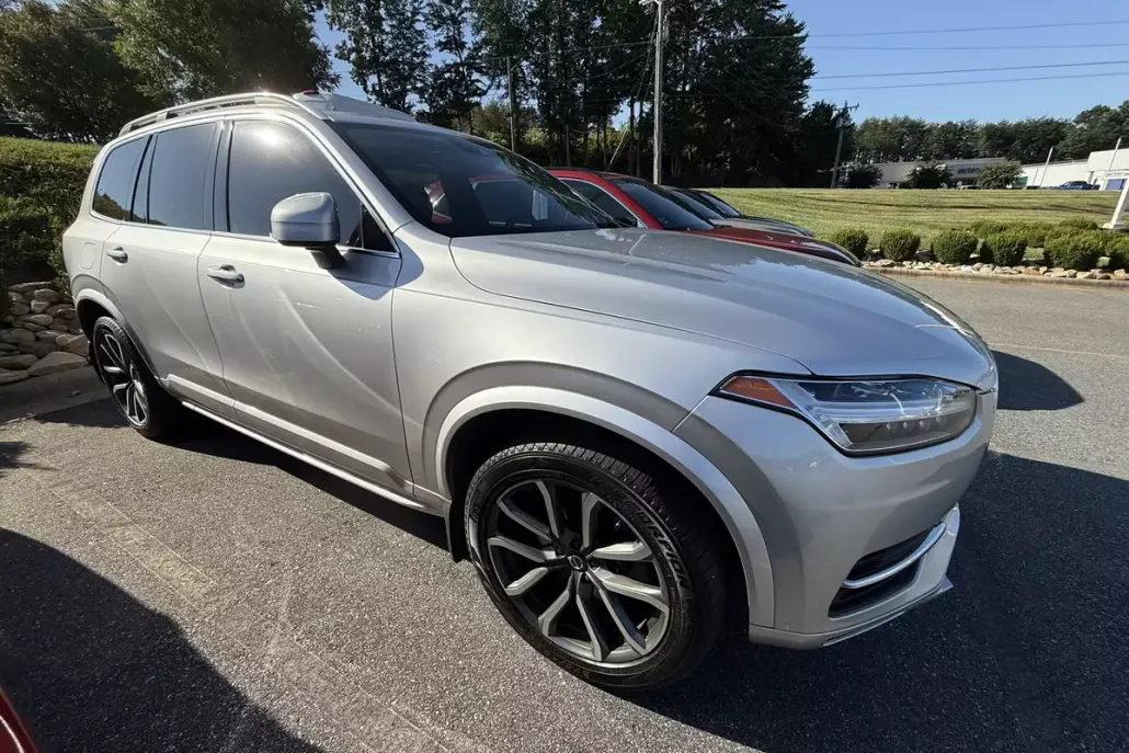 2019 Volvo XC90 T6 AWD Momentum photo 1