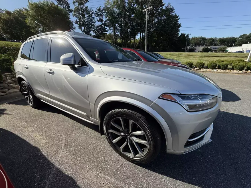 2019 Volvo XC90 T6 AWD Momentum photo 1