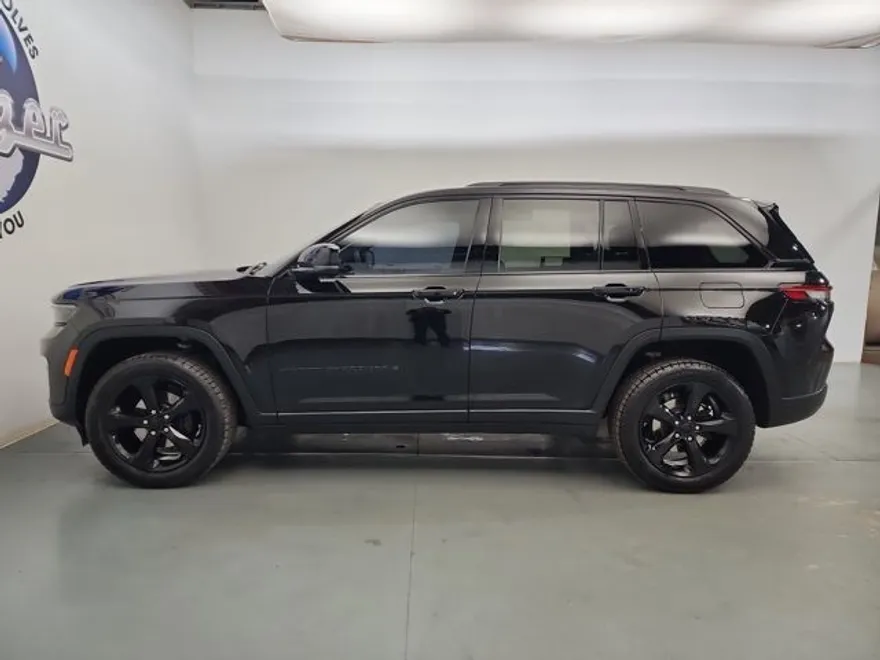 2022 Jeep Grand Cherokee Altitude photo 1