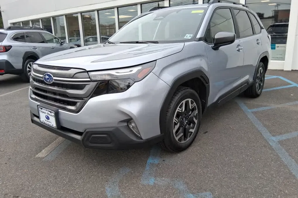 2025 Subaru Forester Premium Base photo 1