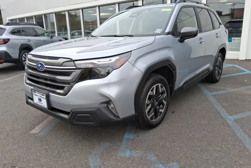2025 Subaru Forester Premium Base photo 1