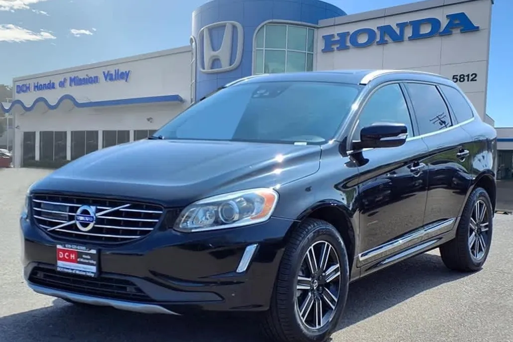 2016 Volvo XC60 T6 Drive-E Platinum photo 1