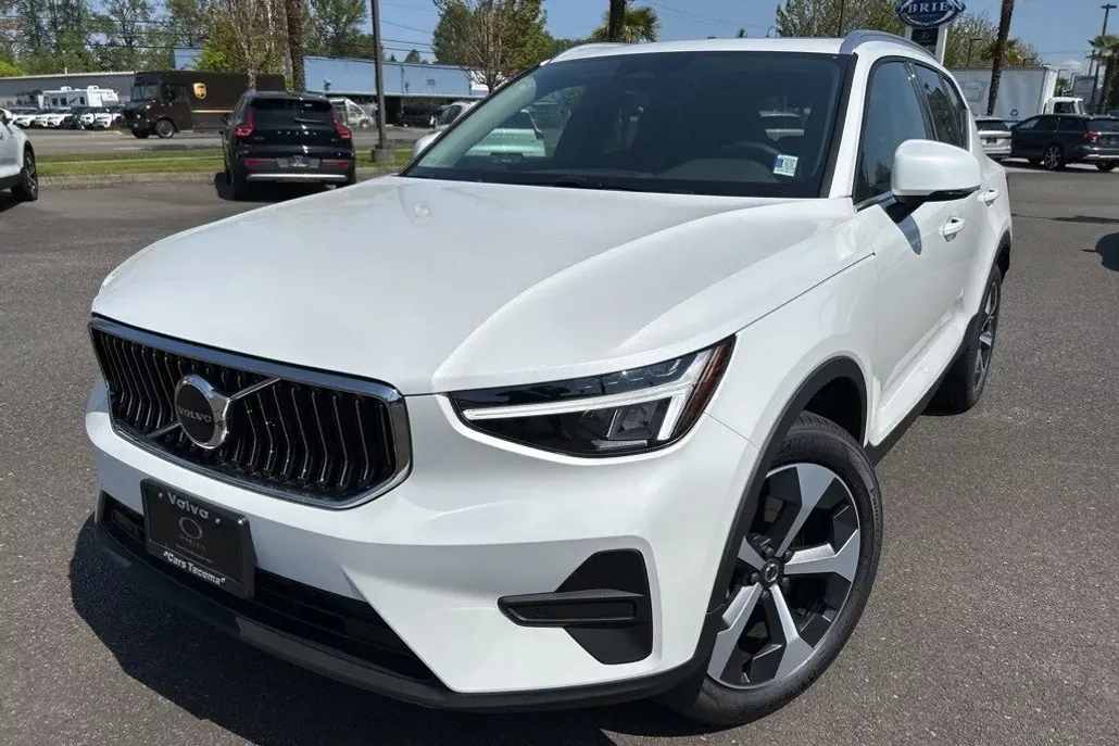 2025 Volvo XC40 Core photo 1