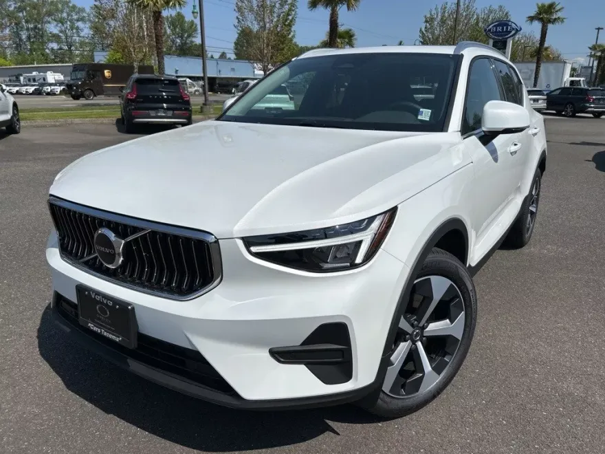2025 Volvo XC40 Core photo 1
